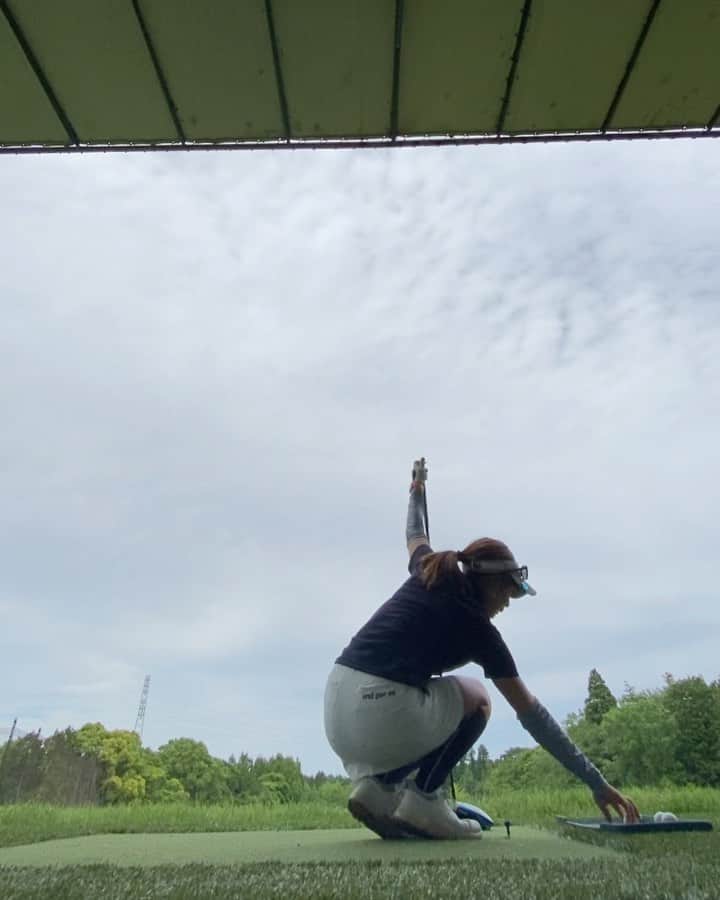 青木茉里奈のインスタグラム：「カレドニアンゴルフクラブ⛳️🌺 今日は🔵3バーディーで73(35.38)でした。 まだまだだけど徐々に良くなってる..✨ ラウンド後の練習動画📱 🔜training🏋️‍♀️ 段々と、成果が出て来ている気がします！ 頑張ります..✨ _ _ _ _ _ _ _ _ _ _ _ _ _ _ _ _ _ _ _ _ _ _ _ _ _ _ _ _ #ゴルフ #golf #andperse #ecco #eyevol」
