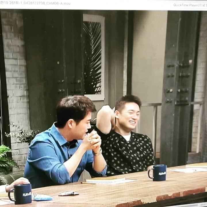 チョン・ヒョンムのインスタグラム：「모든 경기에 VAR이 필요한 이유🤪  #프리한19 #오상진 #전현무 #한석준 #가위바위보」