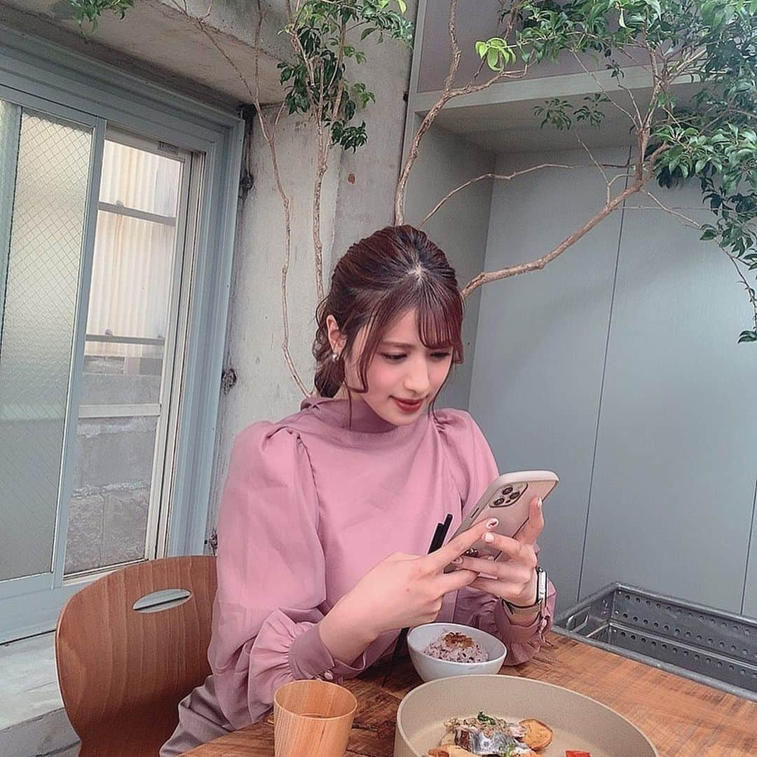 御子柴かなさんのインスタグラム写真 - (御子柴かなInstagram)「ヘルシーランチ🕊 美味しいもの食べると元気出る☺︎🤍 4枚目は何故かニヤついて携帯見てるわたし。笑」5月28日 22時05分 - kanakana2510