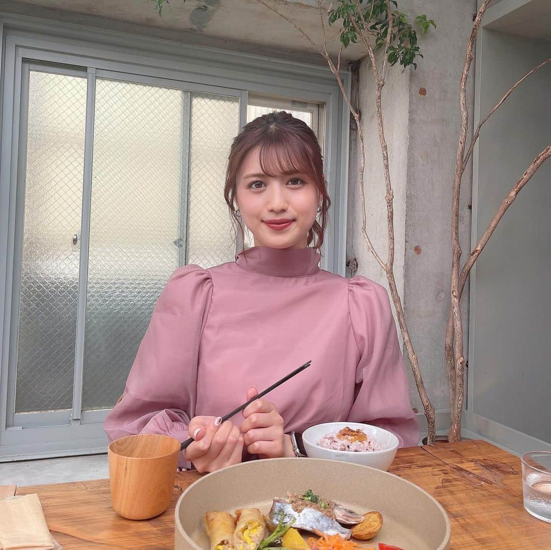 御子柴かなさんのインスタグラム写真 - (御子柴かなInstagram)「ヘルシーランチ🕊 美味しいもの食べると元気出る☺︎🤍 4枚目は何故かニヤついて携帯見てるわたし。笑」5月28日 22時05分 - kanakana2510