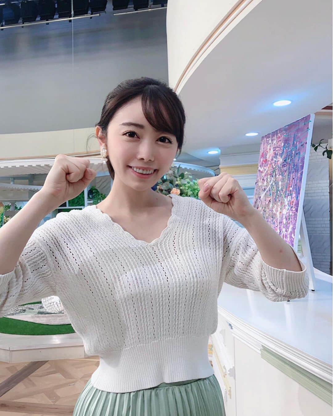 のインスタグラム：「今週もタダイマ！をご覧いただき、ありがとうございました✨  ある企画のために、ファイティングポーズの写真🔥 絶対に負けられない戦いが、近づいています、、、 基本ぽけーっとしていますが、実はものすご〜く負けず嫌いです😽👊  #rkb毎日放送 #rkb #6月はカラフルマンス #becolorful #タダイマ！ #アナウンサー #辻満里奈」