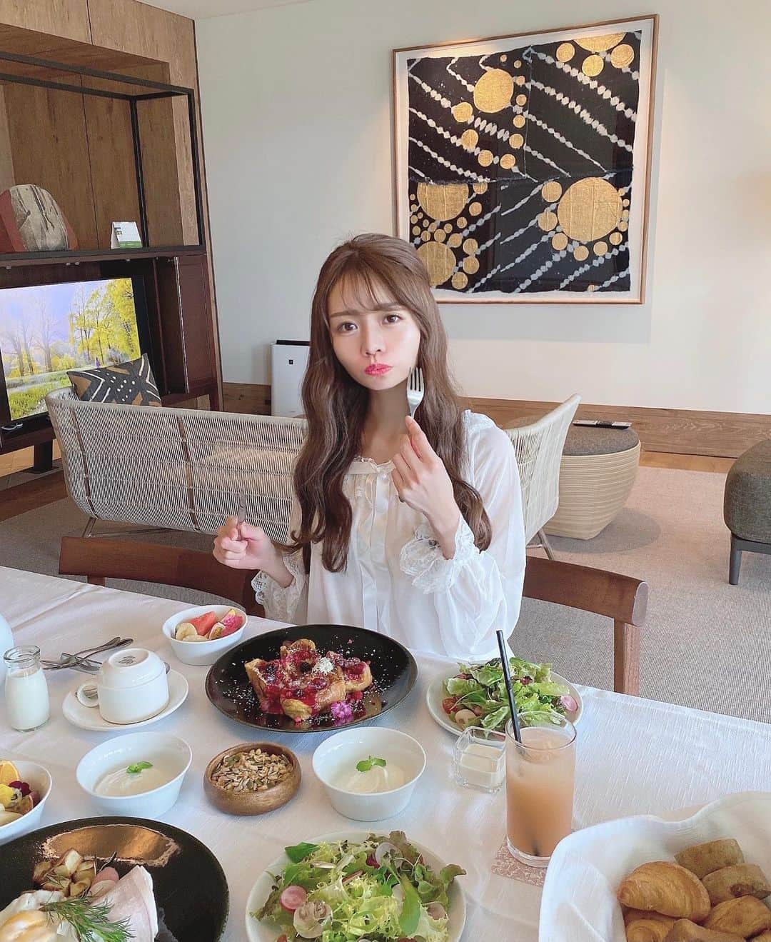 Isakoさんのインスタグラム写真 - (IsakoInstagram)「もぐもぐ朝ごはんシーン🍓🍽💓 　 昨日投稿した沖縄の素敵すぎるホテル UMITOさんの続き🏨 @ivressehospitality  　 夕食と朝食はホテルのレストラン @aisance_official エゾンスさんのお料理を💓 　  モダンフレンチ・オーガニックレストランaisance（エゾンス）では シェフが厳選した沖縄の地産食材を使った南国らしいお料理をいただけます🌺 　 夜ご飯は雰囲気も、お料理もとっても素敵で本当においしかったです🍽🥺(お写真3枚目以降)   　 朝食も南国らしいフルーツたっぷりの朝ごはん🥞💓海を眺めながらの朝食、最高の時間でした💓 　 　 お部屋ではお気に入りのネグリジェでウロウロしていたわたくし👗笑  とっても可愛いネグリジェは @_andante_shop さんのものです💓 　 　 　 #もぐもぐ#朝ごはん#朝食#モーニング#ホテルモーニング#沖縄グルメ#沖縄ホテル#沖縄観光#沖縄旅行#umitoplagetheattaokinawa#恩納村ホテル#aisance #pr」5月28日 22時12分 - ichaaako