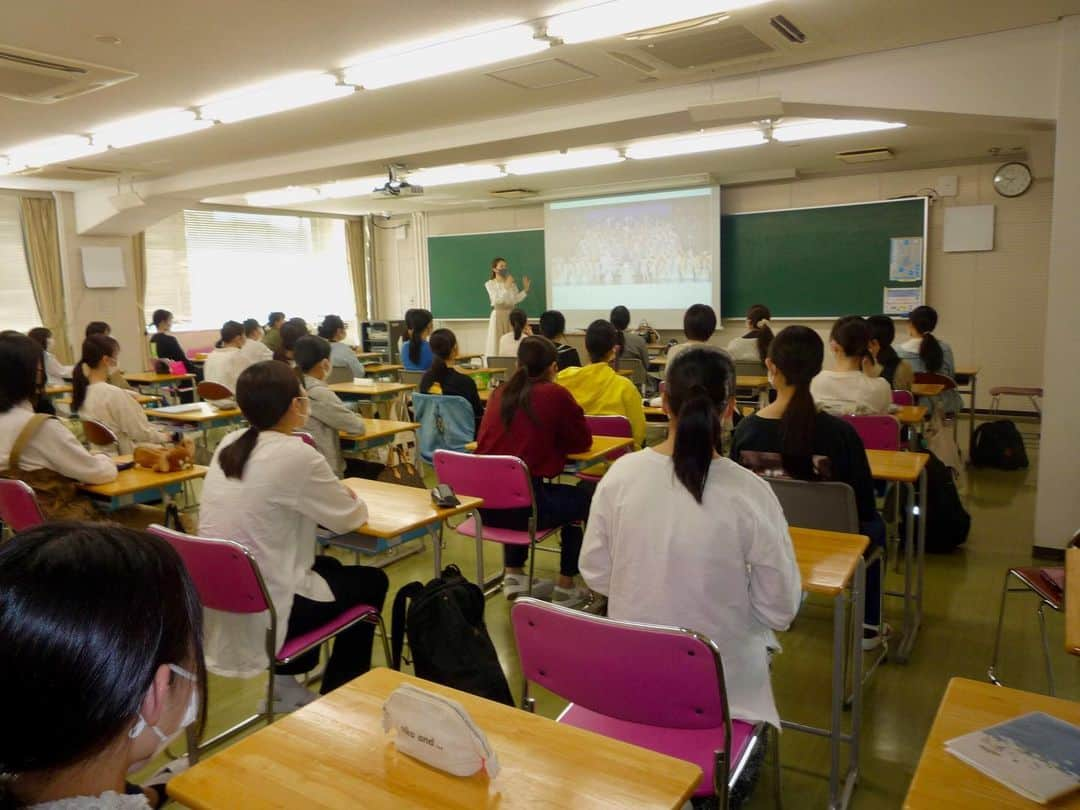 妃乃あんじのインスタグラム：「#兵庫県歯科医師会附属兵庫歯科衛生士学院　の非常勤講師になりました。  一昨日、80分授業✖️4限で1日に320分連続で喋り続けました！  私の授業は【接遇・マナー】の枠でしたが、それらは一切やらず笑（すみません）、、自分の人生をどう生きたいか、もっと一人ひとりの深いところに届く授業にしたいと思い、私自身の人生を背景に、失敗も挫折も、また希望も何もなくなった道をゼロから切り開いてきた全てをありのまま話し、魂を込めて授業をしました。  どうしたらマナーがよくなるか、、より、どんな自分でありたいかを感じる授業にしたかった。 人からただ教えられたことはすぐ忘れるけど、人から聞いた話も自分の心の深いところが動いたのなら、それはひとつの体験となり、それはすぐには忘れないものとなるから、そんな授業にしたいと思いました。  途中は踊らされたり大変だったと思いますが（笑）どのクラスも最後に拍手がおこりました。 学長より、授業の最後に拍手がわくなんてあり得ない、、と言って頂き素直に嬉しかった。久しぶりの達成感をじんわり味わいました。。  何より今の自分自身に言いかせたく、私の心に渦巻く感情を引っ張り出しながら、生徒の皆さんと共に今の自分にも想いをぶつけていたように思う。  私はやっぱり人に伝える、、という作業が好きなんだなぁと改めて思いました。  ただ、最近色んなストレスが重なり舌の奥に大きい口内炎が出来てたのが、320分喋るのに一番試練でした笑  よし、また私らしく頑張るか、、  #歯科衛生士学院  #新入生 #授業」