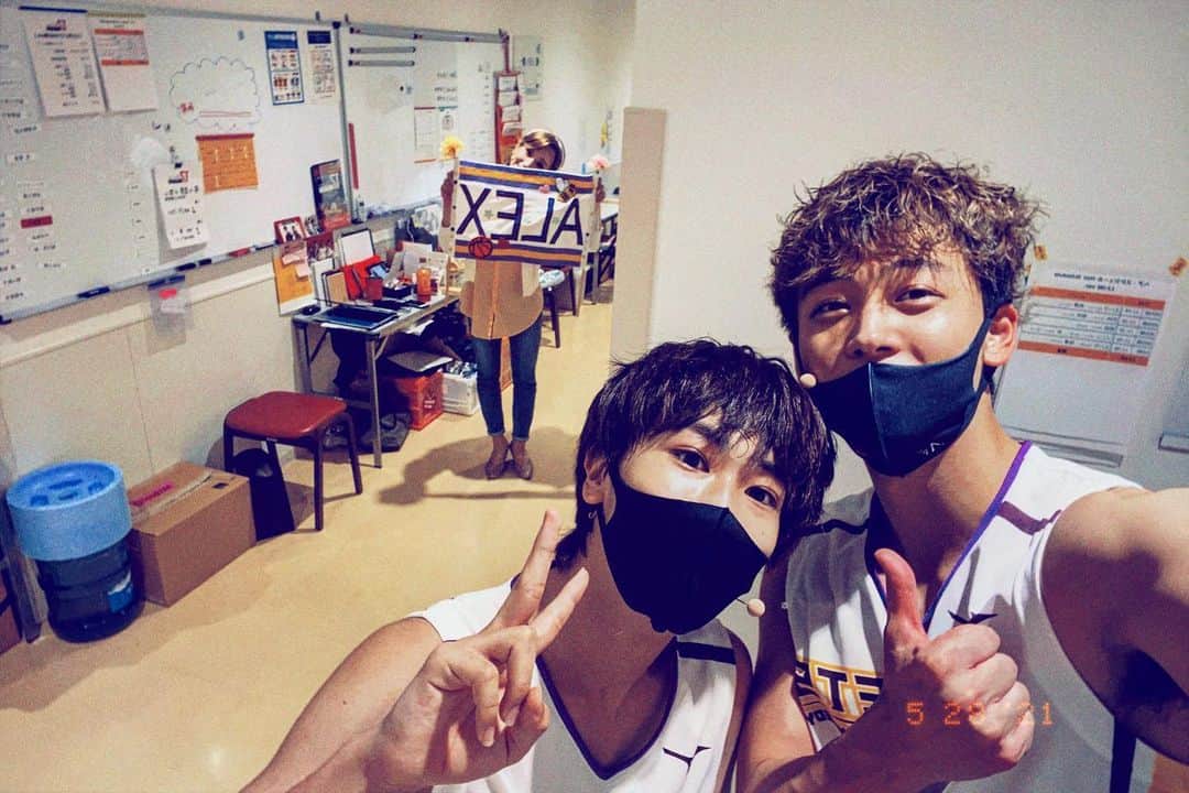 竹内涼真のインスタグラム：「musical#17again   息子　後ろに　妻…🏀  今日の2公演はどんな発見があるか楽しみだ…☺️」