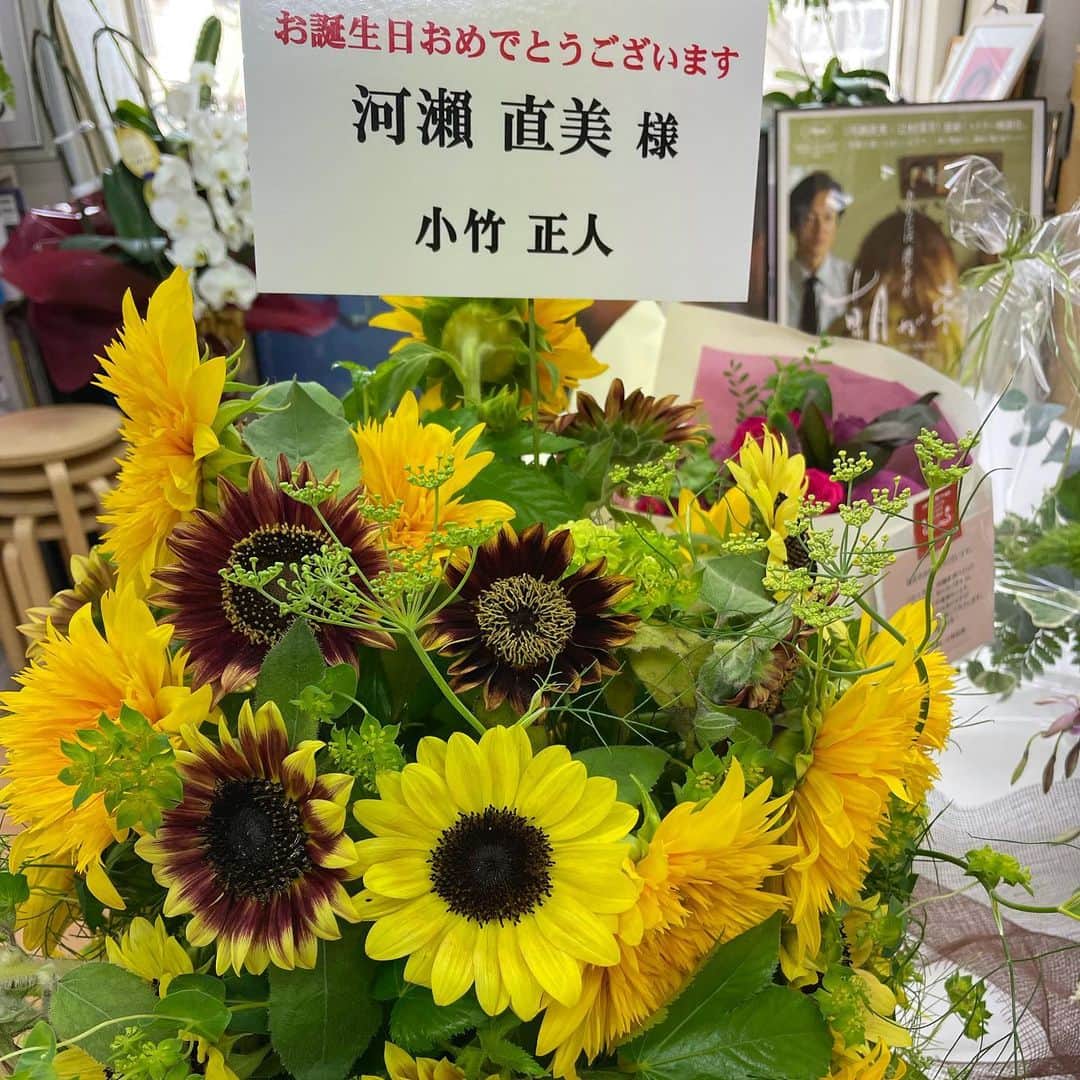 河瀬直美さんのインスタグラム写真 - (河瀬直美Instagram)「誕生日が日曜日なので… 奈良の事務所のスタッフが商店街のイタリアンでお祝いしてくれました💕  オリンピック撮影中の炎天下でも日焼けしないように白のサンバイザーをプレゼントしてくれたよ。  お花も続々、届いています。 しあわせ者だなぁ…わたし。 ありがとうありがとうありがとう  嬉しいよ✨✨✨  Since it’s my birthday on Sunday... the staff at our office in Nara took me out to celebrate at an Italian restaurant on the shopping street 💕  They gave me this white sun visor so I don’t get burnt under the blazing sun while filming the Olympics.  Flowers also continue to arrive. So happy...I really am. Thank you thank you thank you  So glad ✨✨✨  #金曜日の #誕生日イブイブ #リストランテ ボルゴ・コニシ #小西通り商店街 #birthdaypresent  #onfriday  #ristoranteborgokonishi  #konishishoppingstreet」5月29日 8時19分 - naomi.kawase