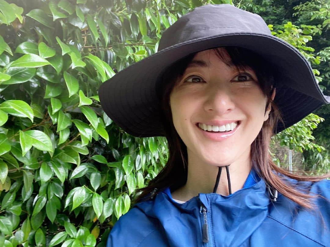 前田ゆかのインスタグラム：「畑へ 先日講習会で教わったわき芽🌱の摘み方。  キュウリもトマトも成長が早く葉がどんどん生い茂ってきていました。 それをほとんど摘み取り風通しをよくしてすかすかのスマートに！ 沢山咲いていた花芽とわき芽をスッキリほとんど摘み取ってます。  これを摘む事で必要な場所に栄養が行き届き、上に伸びて光合成の効率が良くなるそう。 なるほど！と発見することが多いです。  それからトマト🍅の近くにもう一つバジルを育て始めました。  また、一緒に植える事でお互いの性質が影響しあって病害中が抑えられ、元気に育つコンパニオンプランツ！  トマトとバジルを一緒に育てると甘くなるそうです。栽培にも料理にも相性がいいですね♡  芽が出るまで🌱水やりがまた楽しみに！  #野菜作り #無農薬野菜 #夏野菜 #癒し #まえゆか畑日記」