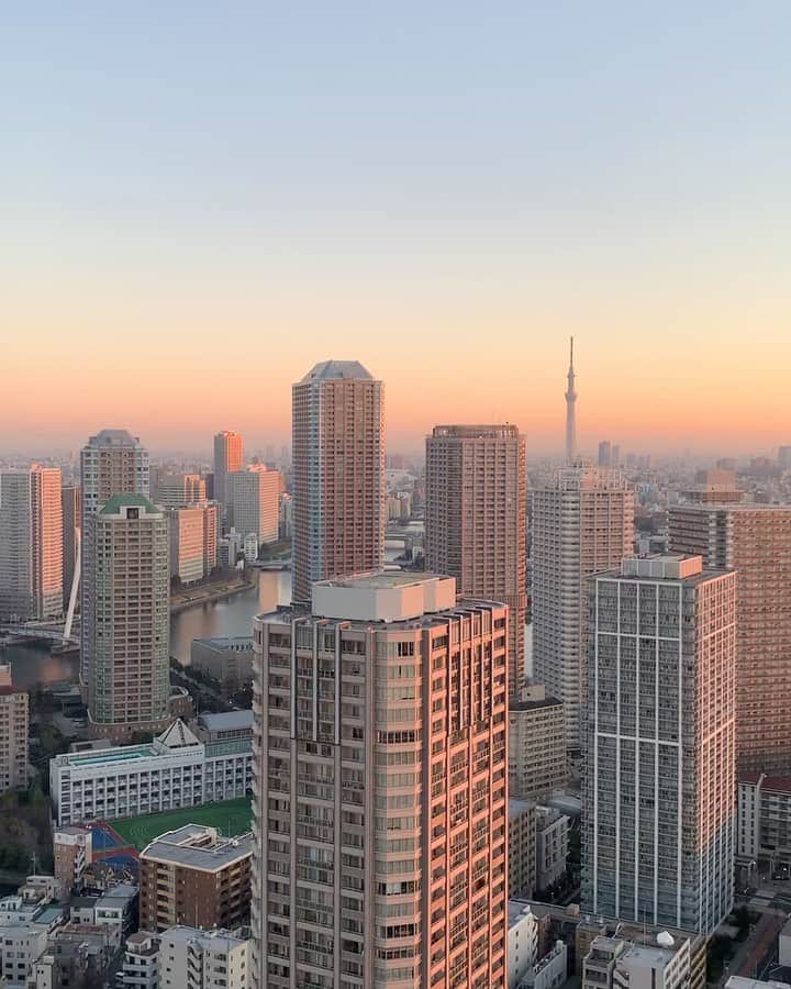 菊池沙都のインスタグラム：「朝焼けも好き☺️✨ #朝焼け#sunrise #部屋からの景色  #景色 #view#Tokyo#Japan #viewfrommywindow」