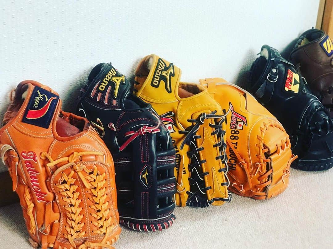 田淵裕章さんのインスタグラム写真 - (田淵裕章Instagram)「我が家のグローブ達⚾️ でも、もうしばらくプレーしてません💦 申し訳ない、、、 野球したいです❗️ でも現在所属チームはなし。 スカウトの皆さん、、39歳ですが ドラフト、、どうですか😼 ポジションは、、、 声出し希望です。  #野球グローブ #野球したい #グローブ、グラブ、ミット #草野球 #声出し」5月29日 9時00分 - yushoh.tabuchi