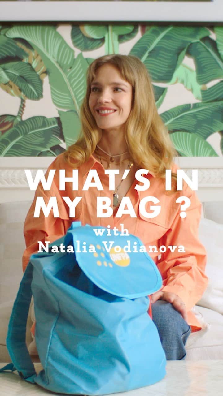 ナタリア・ヴォディアノヴァのインスタグラム：「What we consider basic supplies 🪥🧴are products that can be impossible to access for women, for example in refugee camps or living in extreme poverty. When we think of crisis and first aid we think of food, water, shelter, but have you thought about how difficult it would be to live in a refugee camp for months, and sometimes years on end, without pads and underwear?🩲🩸 @unfpa , the United Nations sexual and reproductive health agency, is often the only agency to reach women and girls with these supplies. Each dignity kit costs only $15 🙏🏼🎒 You can make a difference!  Donate now and support UNFPA ➡️ Link in bio!   📹 by @laura__weaver   О чем же на самом деле это видео? И что в моей сумке?🤔😱🎒  Казалось бы, обычные бытовые принадлежности. 🪥🧼А ведь так многим женщинам они просто недоступны!  Например, женщинам в лагерях беженцев. Первая необходимость - это еда, вода, убежище.  Но задумывались ли вы о том, каково приходится тем, кто вынужден месяцами (а иногда и годами) обходиться без прокладок и нижнего белья?🩸🩸🩸 @unfpa агенство ООН по вопросам сексуального и репродуктивного здоровья первые и часто единственные, кто может доставить эти принадлежности женщинам и девочкам. Dignity Kit (Дословно: набор чувства собственного достоинства!) буквально делает это - позволяет сохранить здоровье и ощущение ценности своей жизни и своих прав как человека, как женщины.  В 2020 году мои коллеги из ЮНФПА доставили 1,4 миллиона таких комплектов нуждающимся женщинам и девочкам в 58 странах. Но потребность намного больше. Каждый комплект стоит всего 15 долларов - но это настоящий спасательный круг. Вы можете изменить ситуацию к лучшему. Поддержите ЮНФПА. Ссылка - у меня в профиле.」