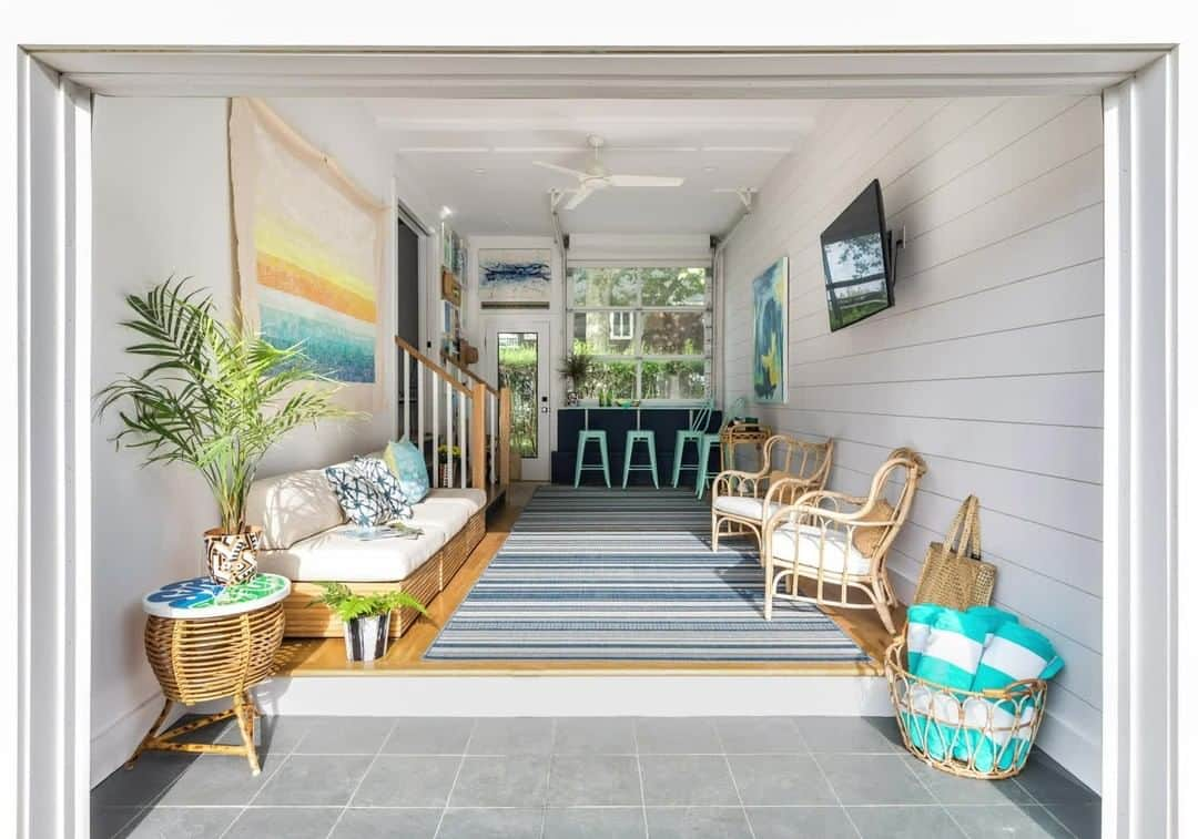 Sweeten Homeのインスタグラム：「This “garage room,” which opens to the back via an industrial-style roller door, lets the indoor space flow to the outdoors, and is an ideal casual gathering spot for coming off the beach 🏖️⁠ ⁠ Tour @katygarryfineart’s home in the link in our bio ✨」