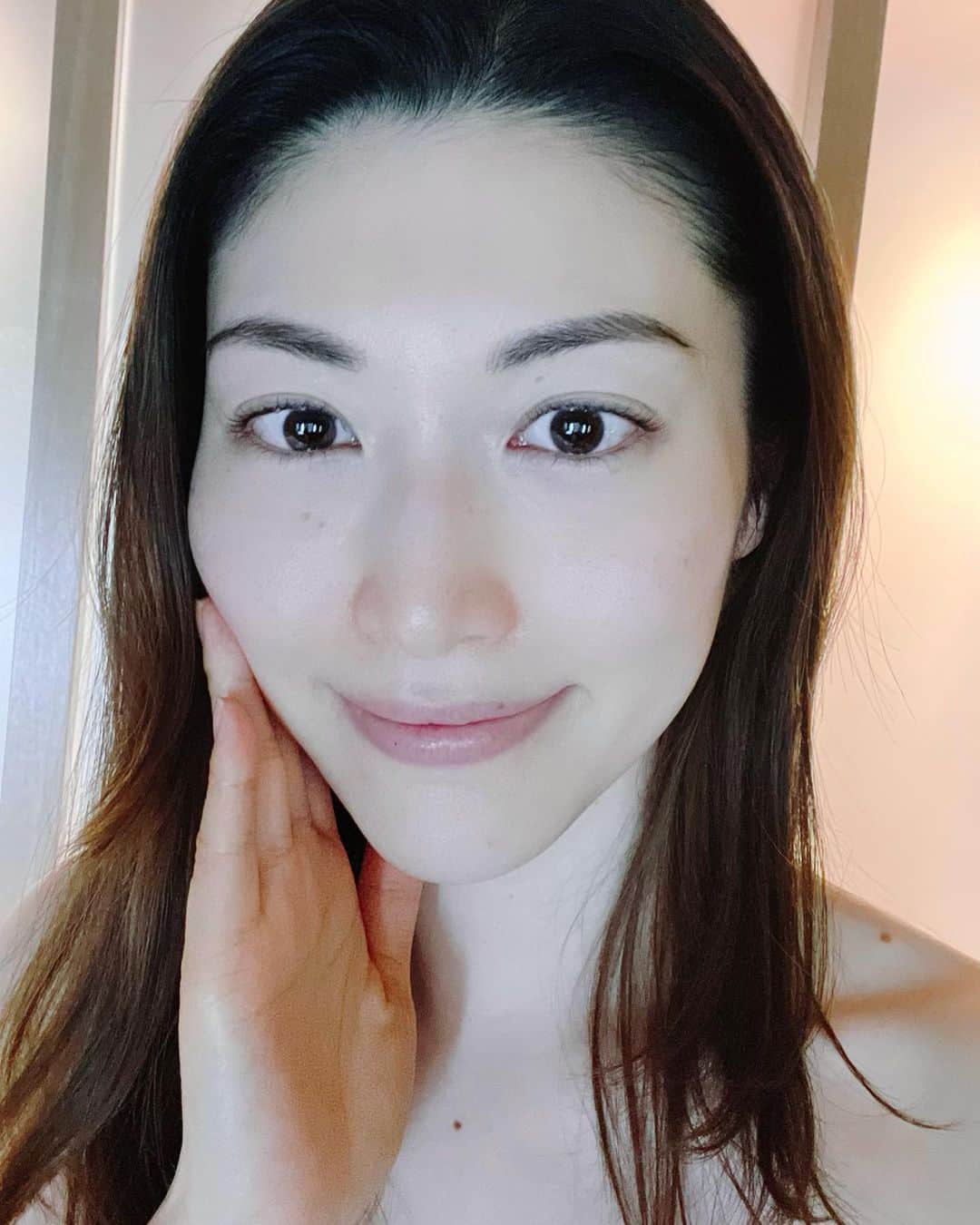 櫻井麻美のインスタグラム：「いつも撮影前にお世話になっているエステに行ってきました💆‍♀️ ・ 施術の前と後、それから今日の夜と翌朝起きたてと本番直前と後のケアまで✨ドリンクやサプリのタイミングから入浴剤に至るまで、寺本店長より入念な指示をもらって内側と外側から万全の体制です😆 ・ 37歳になって、エステに求めることも変わってきました。 ・ 朝起きた時のむくんでる顔が1番かわいい🤣（同年代の方、わかりますよね！？） ・ 明日の生放送は夜23時スタートなので、アラフォーには恐怖の時間なのです💨 ・ ・ @ginzabx_premiumsalon  東京都中央区築地6丁目5-4 r-plus Ginza Tsukiji 7F ℡03-6278-8315 営業時間10:00〜19:30（最終入店）・不定休 ・ ・ ・ #フェイシャルサロン #アンチエイジング #フェイシャルエステ #ems #ポレーション #エレクトロポレーション #ディープエレクトロン #ミトコンドリア  #若返り美容  #たるみ #フェイスライン #お肌のハリ #銀座エステ  #築地エステ #アラフォー #37歳  #アラフォー美容  #アラフォーライフ  #熟女  #美容好きな人と繋がりたい」