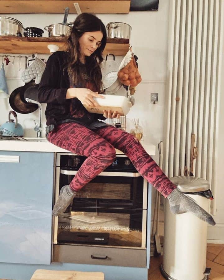 Joyce Ilgのインスタグラム：「*Werbung ❤️ Liebe geht durch den Magen. Selbstliebe auch! Mittlerweile bereite ich auch gerne für mich alleine gutes, leckeres und gesundes Essen vor, früher nur, wenn andere mitgegessen haben. Wie ist das bei euch? Ich liebe meinen #SamsungDualCookFlex Backofen von @samsunggermany - vorher hatte ich jahrelang keinen Ofen und jetzt ist er ständig in Benutzung, allerdings eher für Herzhaftes als für Süßes. Er hat sogar 2 Garräume für gleichzeitige Zubereitung zweier Speisen mit unterschiedlichen Einstellungen und ich kann ihn mit meinem #GalaxyS21Ultra verbinden. 😋 #withGalaxy #TeamGalaxy」