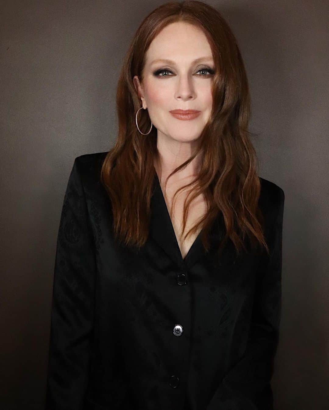 Hung Vanngoさんのインスタグラム写真 - (Hung VanngoInstagram)「Don’t forget to tune in tonight to watch #JulianneMoore (@juliannemoore) on @fallontonight promoting her new limited series #LiseysStory premiering on @appletv on June 4th❤️ 👗 @lesliefremar  💇🏻‍♀️ @marcusrfrancis  💄 @hungvanngo」5月29日 2時07分 - hungvanngo