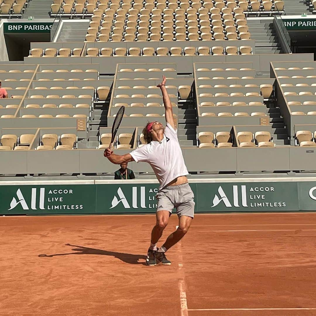 アレクサンダー・ズベレフさんのインスタグラム写真 - (アレクサンダー・ズベレフInstagram)「Can’t wait for @rolandgarros to start. See you all Sunday 👋🏼👋🏼」5月29日 4時47分 - alexzverev123