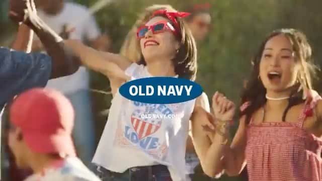 ジェシカのインスタグラム：「@oldnavy commercial with @hermusicofficial 💙❤️  Always a pleasure working with the best of the best  @hannahluxdavis 👑   Loved working with powerful women in the industry. Choreo team @danivitale & @lizguerrieri ❣️  Thanks @iartistent :)」