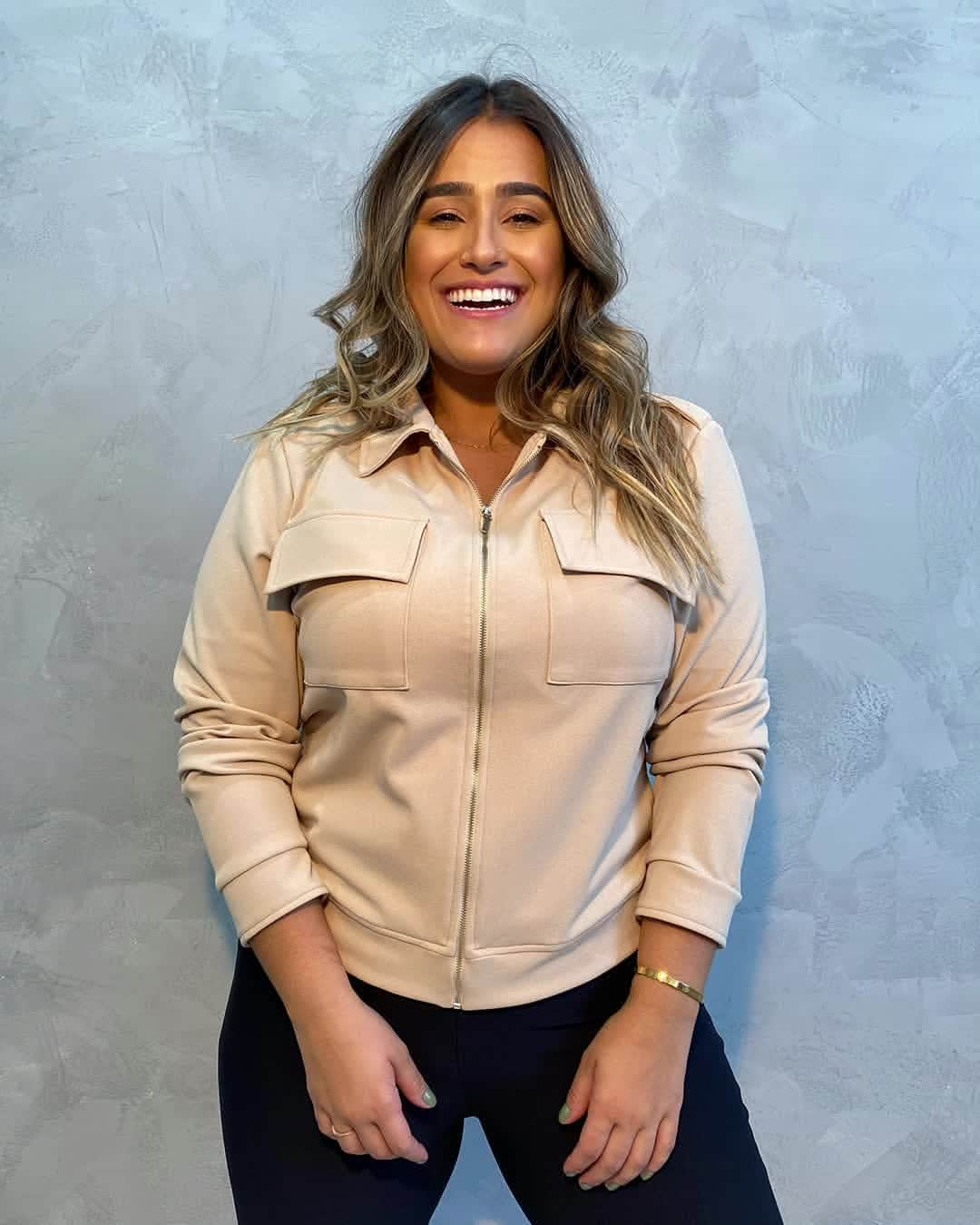 DECÊNCIAのインスタグラム：「Nossa jaqueta/camisa é aquela que pode ser usada como protagonista ou como a terceira peça que faltava no seu look! Com zíper e bolsos ela é cool e prática, a parte difícil vai ser escolher a sua cor favorita! 😂😉 #jaqueta #blusaplussize #roupasplussize #shoponline #roupasonline」