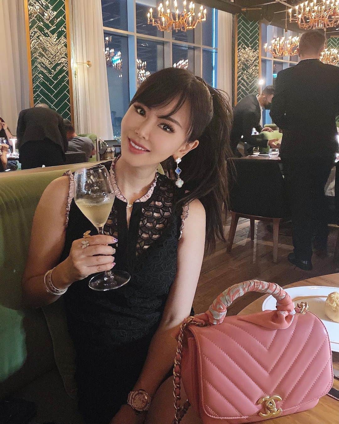 Rieのインスタグラム：「【Carna at SLS Hotel】  SLS ホテルの担当者から、このお店"Carna"がオープンしたら絶対来た方がいいよ！  と、念押しされてたので 子供達も一緒に家族でディナーしに行ってきました  最近オープンしたばかりなのに、すでに満席で大賑わい、、  それもそのはず、このお店のオーナーは世界的に有名なイタリアのお肉屋さん兼、有名料理人の Dario cecchini さんで、netflixにも出てる超有名シェフ  お肉にめっちゃこだわりのある シェフなんだってー  お店オススメの、3種類のステーキを食べ比べしたり、  どれも美味しかった😍  ドバイは美味しいレストランがどんどん増えていて、美食の国になって来てるのを肌で感じてます😆  #ドバイ #ドバイ生活 #ドバイ旅行　 #家族の時間 #イタリアン #ステーキハウス #シェフのテーブル #chefstable  #carna #carnadubai #slsdubai  #slshotel #businessbaydubai  #italianfood  #dariocecchini  #dubai #dubairestaurant」