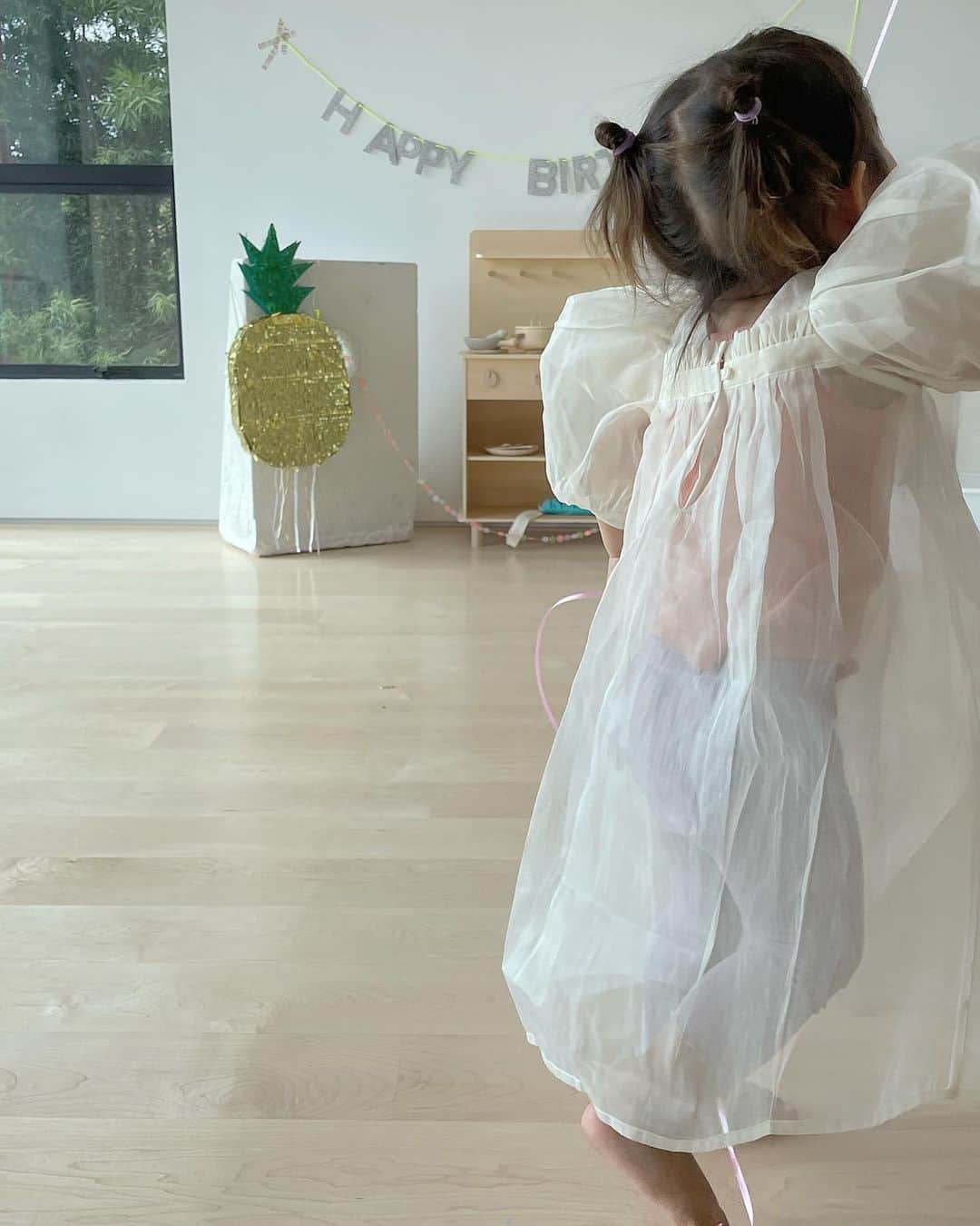 三苫愛のインスタグラム：「Happy Birthday my little girl 🤍 2歳になったミフさん。イヤイヤ期ではあるものの、あまりの育てやすさに思春期の反抗期が今から怖いなと思う母さんです。(いつかこの反動が来るのではないか、、と恐れてます) パパ不在の誕生日だったけど、いつも遊んでるお友達にプレゼントもらったり、誕生日ディナーも楽しみました。 ドレスはこの一瞬しか着てくれませんでした。癒し系トランポリン大好きミフさん、おめでとう㊗️」