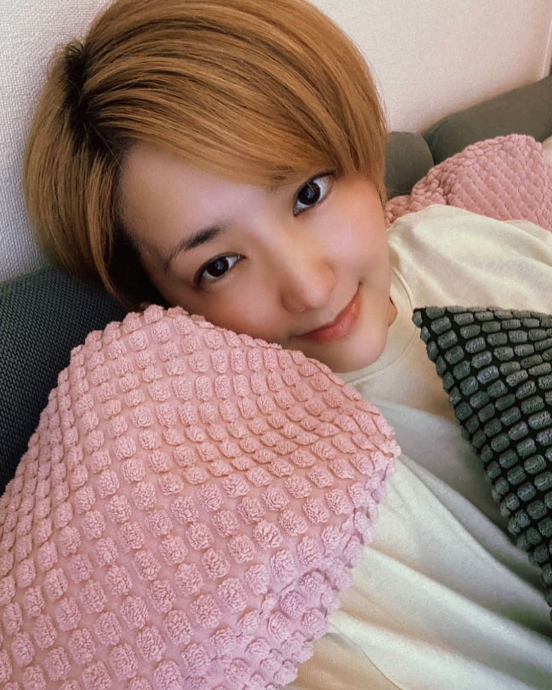 希良梨のインスタグラム：「my real face right now💞 HAPPY DAY🐥🦄🪴🧋  週末の今日の朝の過ごし方は 自由に、ひとり、リビングでのんびり贅沢な時間です☁️☕️🤍  最高の1日を✨✨  #realme #goodvibes #happysaturday  #japan #taiwan  #like4like #simple #nature #momlife #followforfollow #follow4follow #kirari #希良梨 #アニメ好きな人と繋がりたい #漫画好きな人と繋がりたい #読書好きな人と繋がりたい」