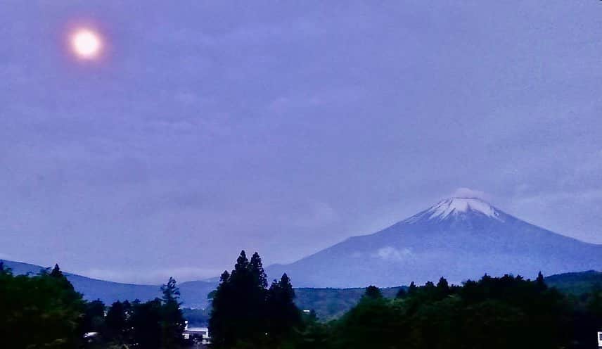 渡辺裕之さんのインスタグラム写真 - (渡辺裕之Instagram)「今朝の3時過ぎの富士山と月  友より #霊峰富士 #月と富士山のコラボ」5月29日 8時00分 - hiroyuki6267