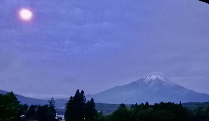 渡辺裕之のインスタグラム：「今朝の3時過ぎの富士山と月  友より #霊峰富士 #月と富士山のコラボ」