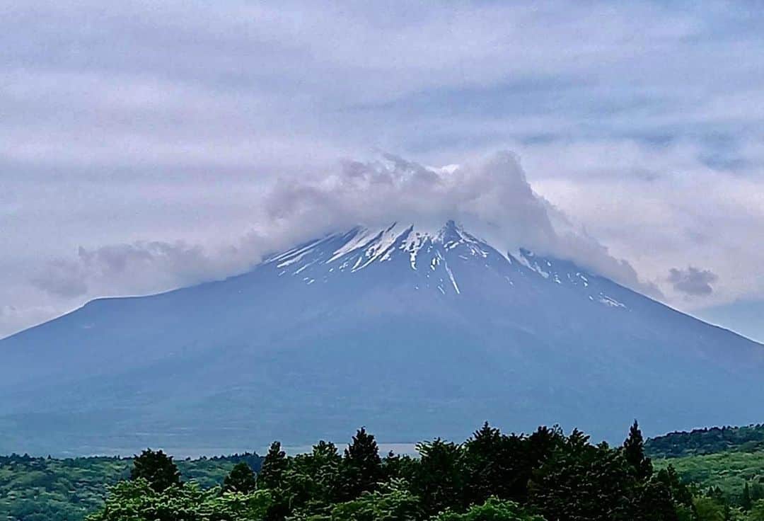 渡辺裕之のインスタグラム：「今朝の富士山 雲が戯れて」