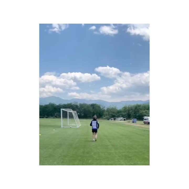 八坂芽依のインスタグラム：「Slowly step by step 🚶‍♀️🏃‍♂️⚽️ やっとゆっくりジョグできるようになりました！ 手術すると、歩けないサッカーできないって思うけど毎回いい時間だったなって思う。 またそー思えるように、体と会話しながら😬 復帰に向けて頑張るぞ🦵 . チームはプレーシーズンに向けて ハードな練習を積み重ねてます。 チーム一丸となって勝利しましょう⚽️☺️ #長野パルセイロレディース @naganoparceiro.ladies.official」