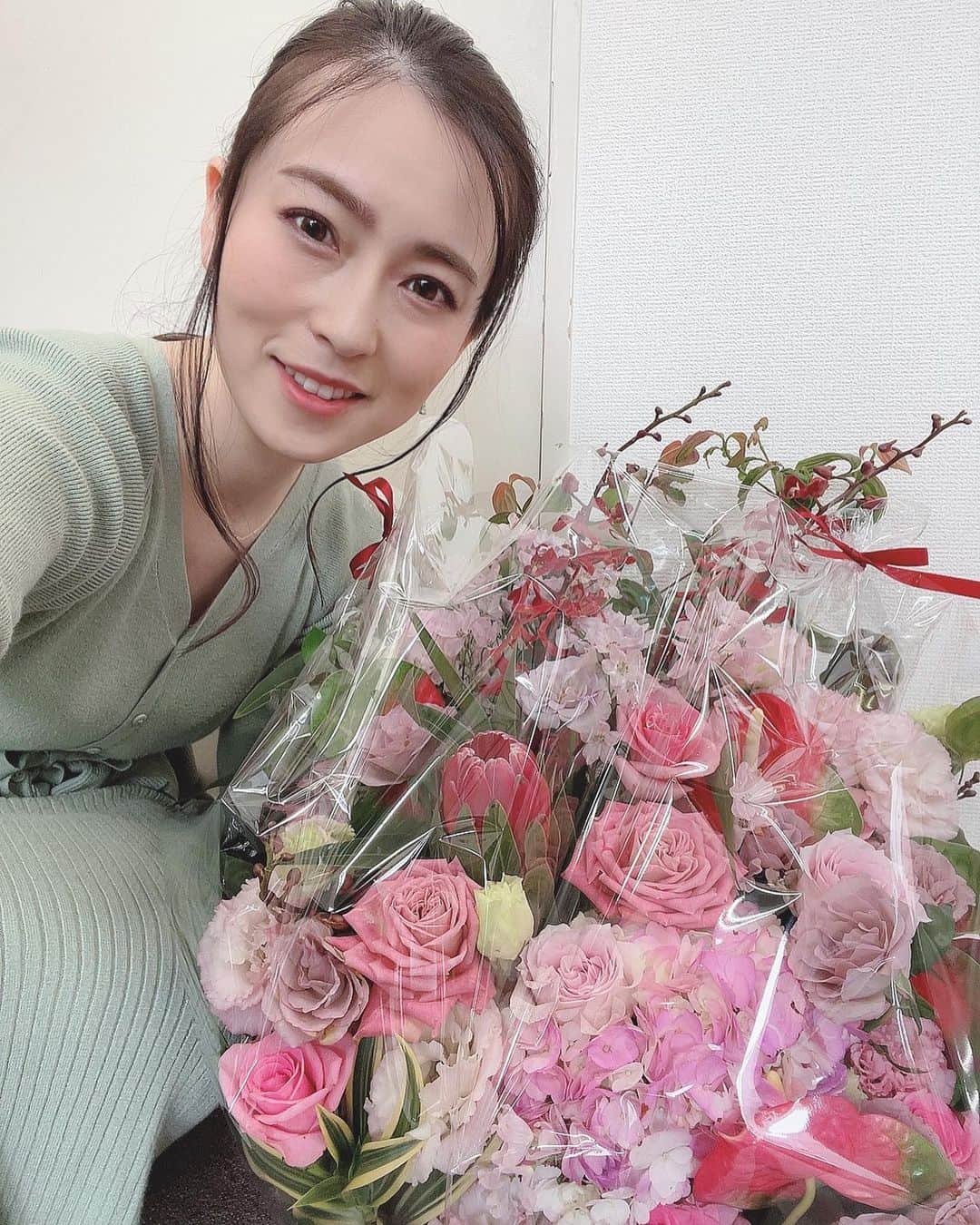 薄井しお里さんのインスタグラム写真 - (薄井しお里Instagram)「お家でお花屋さんごっこできそう😵‍💫💓💓 お花は大好きなので、嬉しいです♡ みんなはなんの花がすき？ #私は全部好き　#強いて言うなら　＃芍薬 #薔薇も好きよ」5月29日 18時57分 - shiori.uuu