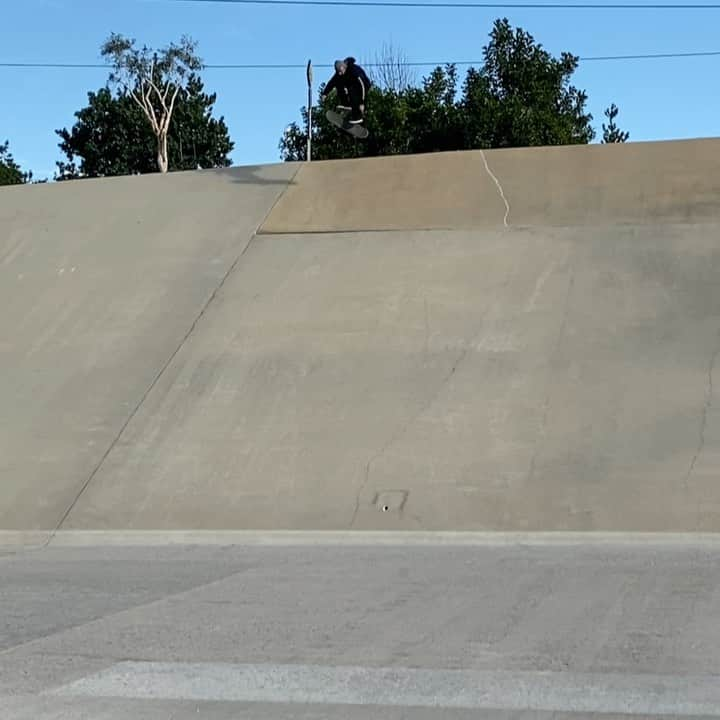 マット・バーガーのインスタグラム：「Historical 360 Flip @ryandecenzo 🔨 Definitely in my top 3 gnarliest tricks I’ve witnessed 🔥」