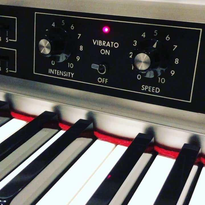 上杉洋史のインスタグラム：「Nice vibrato on the Rhodes. #vibrato #rhodes #recording #recordingstudio」