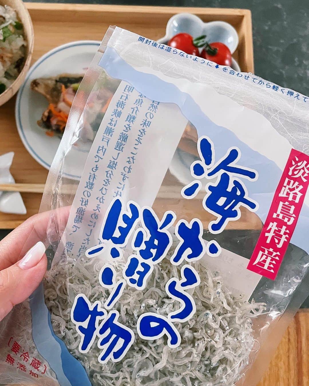 原田沙奈子さんのインスタグラム写真 - (原田沙奈子Instagram)「【クレソンちりめんバター御飯】 ・あたたかい御飯 ・ちりめん ・クレソン ・バター ・鰹節 ・ポン酢 ✔️あたたかい御飯にバターと刻んだクレソン混ぜて、鰹節とちりめん乗せて、ポン酢ちょろっと ✔️で、完成  あたたかい御飯に混ぜるだけ。 量はお好きに🤲  正直、クレソンとバターだけでも最高に美味しい！ その時はちょい醤油がオススメ！  好きな量でパパッと作れるし、 おもてなしの時は焼いたベーコン混ぜても見栄え良いかも◯  #おうちごはん#クレソンレシピ#混ぜご飯 #サナコ_お料理#サナコ_レシピ#簡単レシピ」5月29日 18時05分 - sanakoharada