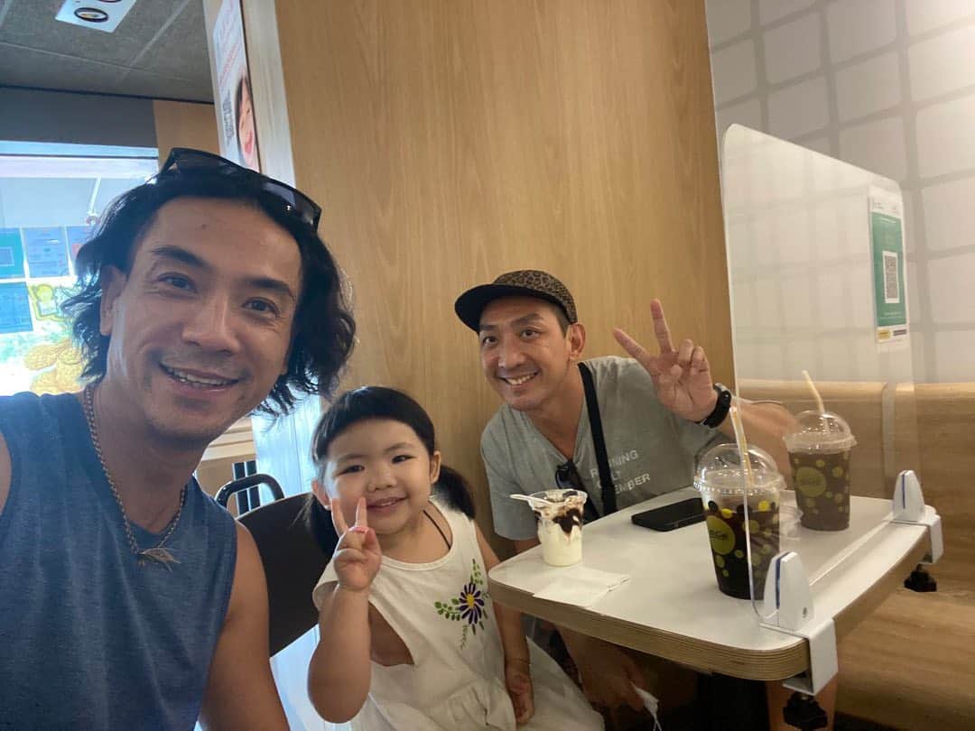 サム・リーのインスタグラム：「今日發達啦食完雪糕去公園玩再去大潭水壩walk下先  #今日陰天都幾舒服但都出曬汗😅  @leedavidyee」