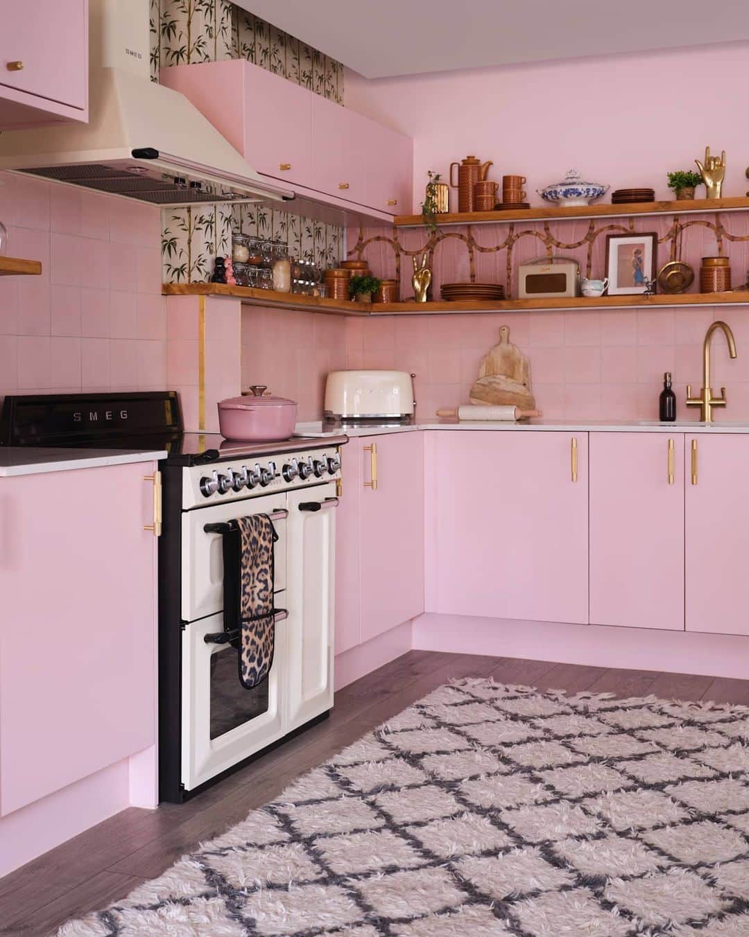 Ashley Jamesさんのインスタグラム写真 - (Ashley JamesInstagram)「Knowing we're moving house soon has got me feeling nostalgic about my flat and how much I enjoyed doing its interiors. Thought I'd show you my pink kitchen AKA the Barbie Dream House kitchen. 💁🏼‍♀️💖  I can't believe the difference from when I first moved in - swipe all the way to the end. When I first came to look round I just hated the kitchen so much. People thought I was mad because everyone who visited used to say how nice it was, but it just irked me and felt really boxed in. I sold the kitchen units to some builders and got started on the kitchen of some people's nightmares haha. ✌️  We took it all out just before the first lockdown which meant I had no work surfaces, sink, or tap for a couple of months - a nightmare at the time but it kind of adds to its story now. I'll tag all the bits, but the best thing I did was install a boiling water tap! Mine is the Franke Omni 4 in 1 tap. My friend's mum used to always say champagne was quicker to make than a cup of tea, but she obviously didn't have a hot water tap 😉  I'll tag all the other bits but @hogwoodhouse were responsible for the build and putting my dream to life! I still kinda wish I'd put an island there!   Got these 📸 taken by @attear @jadelovejoy when Alfie was in my tummy. 🤰🏼  Would you get a pink kitchen? I'm definitely going to go more understated in our new home, but this was quite a soulless new build so I wanted to inject colour! Plus it was a fun party house! ✌️🥂  Let me know if you want to see any other room transformations. 🎨💁‍♀️  #ashleysinteriors #pinkkitchen #kitchentransformation」5月29日 18時54分 - ashleylouisejames