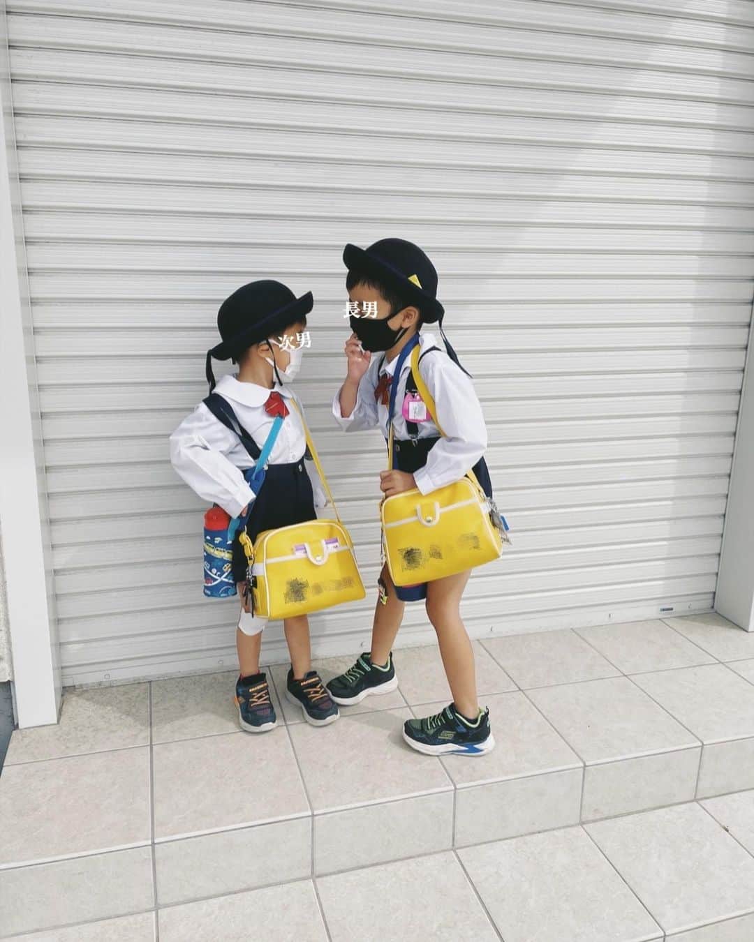 小池真友さんのインスタグラム写真 - (小池真友Instagram)「毎日頑張ってる…🥺 兄弟ペアで年少さんのお世話してあげるらしく、本気でやんちゃすぎる次男をゼーゼー言いながら追いかけて世話してる長男www 私だって息切れするのによく頑張ってるよ🤣👏笑  #2歳差育児 #男の子兄弟 #男の子ママ  #年長 #年少 #こどものいる暮らし」5月29日 10時06分 - koikemayu_
