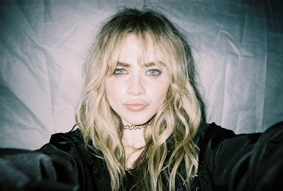 サブリナ・カーペンターのインスタグラム：「thassssaaa wrap on emergency🚨can’t wait for u to see what we made. i adore these people 2 much」