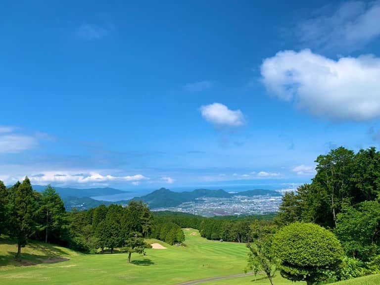 まいまいさんのインスタグラム写真 - (まいまいInstagram)「先日の @smilegolf2018 🙂 富士箱根カントリークラブに行ってきました！ ここは景色が絶景✨ 海も見えるし天気がいいと富士山も見えるの🥰🗻  ゴルフの調子は悪かったけど、 参加者さんに恵まれて楽しくゴルフができました✨ ウェアは @callawaygolf_japan のセットアップだよ♥ オールブラックが好き😎 . #まいごるふ#草ポケモン#ゴルフ#ゴルフ女子#ゴルフスイング#ゴルフウェア#ゴルフコーデ#地方創生#地域創生#静岡県#golf#golfswing#golfwear#enjoygolf#golfstagram#golfshot #골프#골프스윙#골프중독#골프웨어#maigolf」5月29日 11時04分 - ___maigolf___