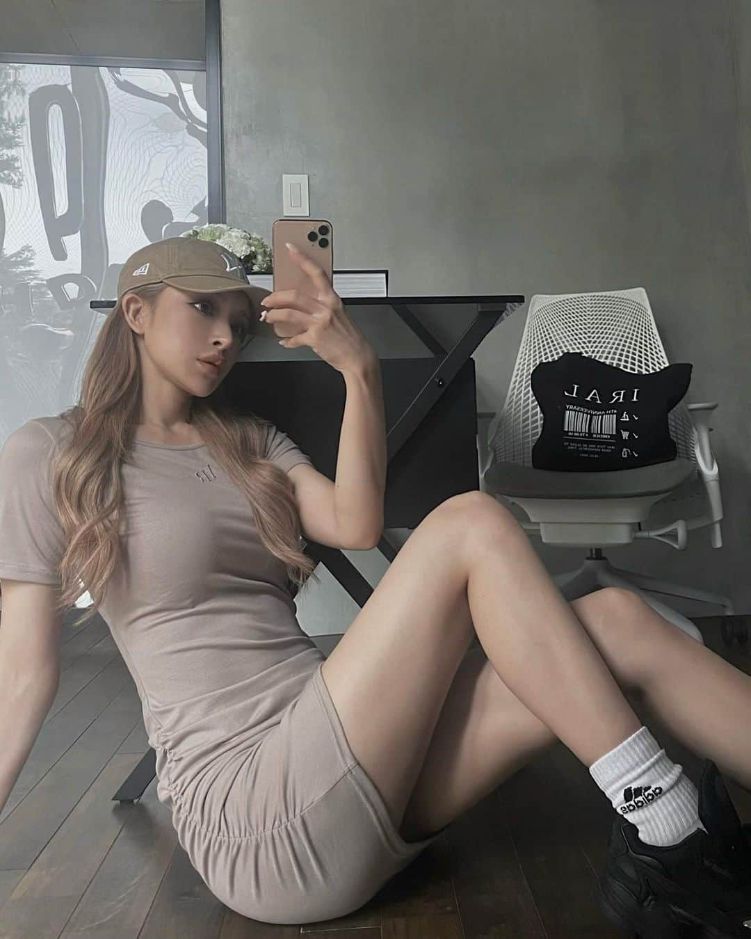 小原優花のインスタグラム：「昨日のコーデ🐰👟🤎🤎 この絶妙なグレージュ理想的すぎる！🤍🥺 やわらかいストレッチ素材で着心地もよくて、外でもお家でもシャツワンピ着がちです🥰❣️❣️  タイトなウエスト部分からのシャーリングの立体感で、お尻周りも綺麗に見せる形にこだわったよ🍑💗💗  新作発売中です💟 @iral_official   #iral #アイラル」
