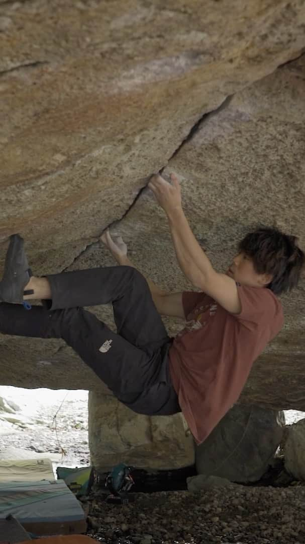 村井隆一のインスタグラム：「. High point🔥 It’s already been 4 years since I started working. Each of the 30 moves is done. I'm just waiting for the moment when everything fits.   🎥 @odamomo36   @rokdo_team  #climbing#bouldering#Shiobara#ボルダリング#塩原 @frictionlabs @organicclimbing @unparallelup @rockmasterhq @apexclimbingyotsuya @team_edelrid @clover_resole」