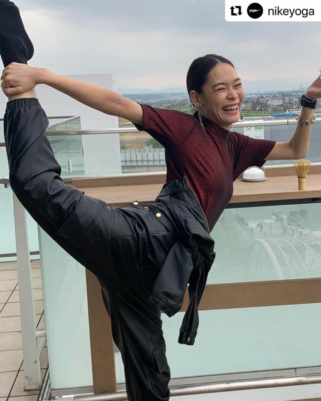 池田莉子のインスタグラム：「NIKE YOGA グローバル アカウントの記事が、アップされました✨ 日本語も載せてくれてて嬉しいな。 いつもの私を記事にして頂きました😘😘 これからも日本から世界のヨギーへ向けて発信していくので みなさん是非 @nikeyoga のフォローお願いします😍  @ricoikeda’s journey with yoga began when a knee injury led her to find a new way of moving her body. Through ceremonial tea 🍵 yoga classes, upbeat jams 🎶 or karate moves 🥋, Rico loves to find ways of including people of all different levels into her practice. Stay tuned for more from Rico and the ~unique~ spin she puts on her flow next week.  きっかけは膝のケガ。@ricoikeda はヨガに出会い、身体の動きを発掘。茶道🍵やヨガのレッスン、ノリノリの音楽🎶や空手🥋を通して、Ricoはヨガにみんなを巻き込むのが大好き。どんな風にヨガをハッピーにアレンジするのか、このストーリーで覗いてみよう。  #nikeyoga #nike #yoga」