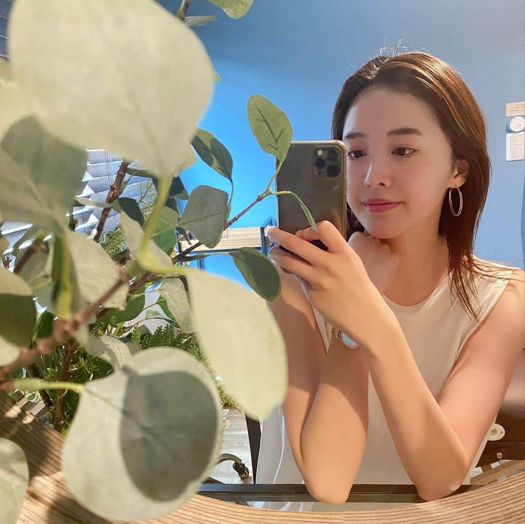 水嶋菜月のインスタグラム：「﻿ ﻿ ﻿ 今話題のPARAFUSE.脳洗浄®︎の施術をうけてきました✨﻿ ﻿ わたしは足、首、頭と全身９０分のコースをお願いしました👐﻿ ﻿ ２枚目の画像でわかるように﻿ 施術後の頭の大きさがまったく違う😳✨﻿ ﻿ マッサージというよりは頭の整体という感じで、目が軽くなったり、睡眠の質があがったりすぐに効果が得られるところが嬉しい💓﻿ ﻿ こういう即効性のある施術はお値段も高かったりしますが、リーズナブルでした☺️﻿ ﻿ 施術場所も合わせてくれるので、気になる方はご紹介します🌹﻿ ﻿ 👉 @parafuse.tokyo.mika」