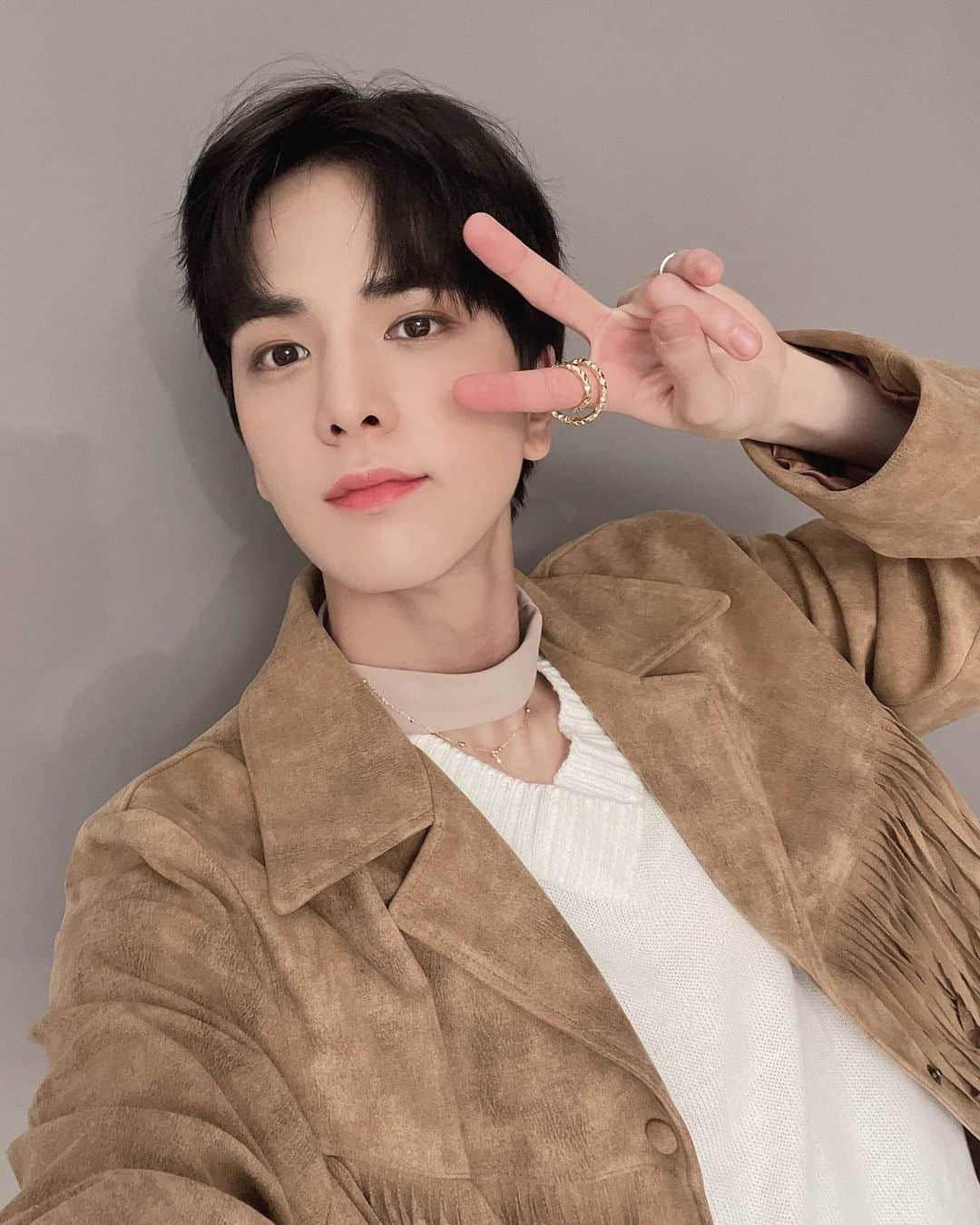 ヨンフンのインスタグラム：「(영훈) 행복하게 해줘서 고마워 더비 🥰 #THEBOYZ #더보이즈 #YOUNGHOON #영훈」