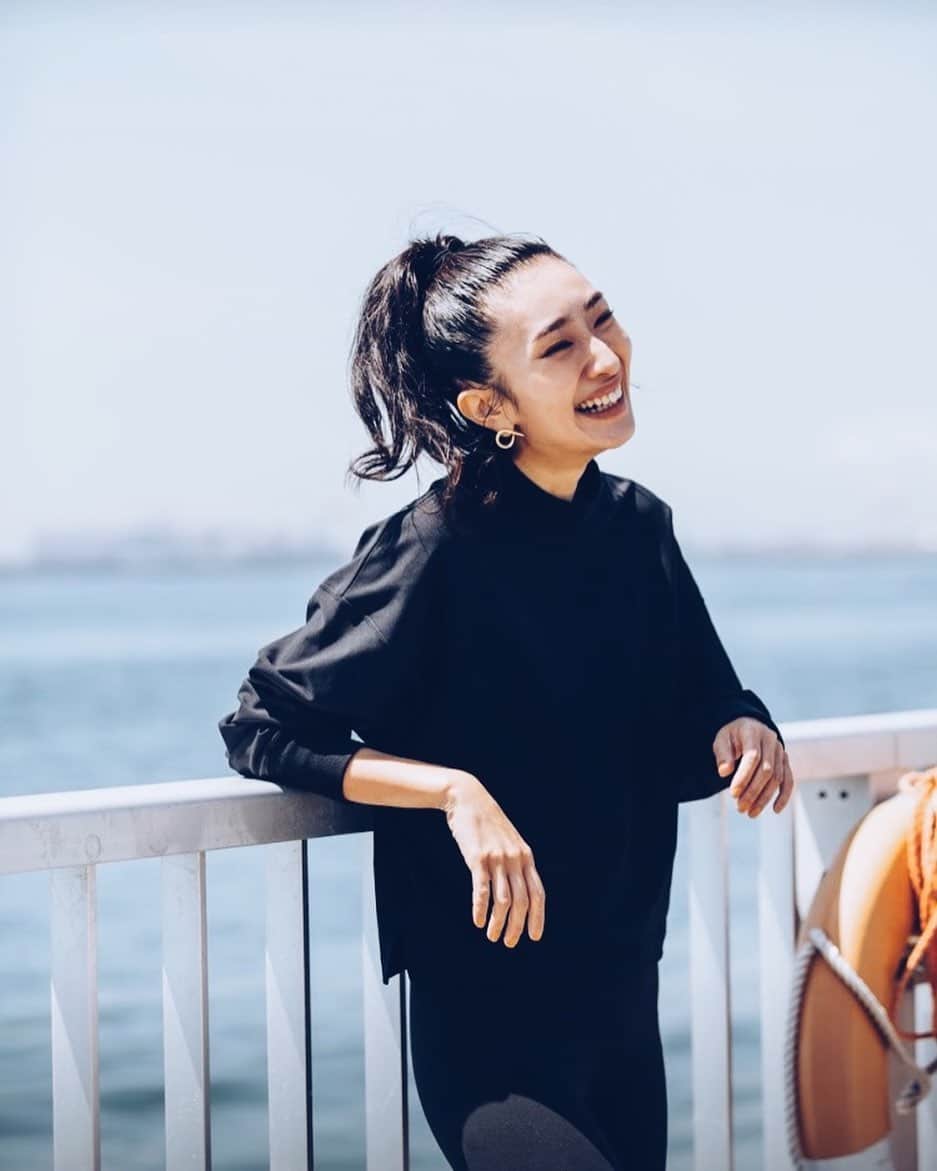 安藤沙耶香のインスタグラム：「Saturday morning🖤  子供達をスクールに送り出してから 海沿いをお散歩するのが気持いい  今日はラッシュガードに UNIQLOのレギンスを合わせて  #nala #nala_jp #ラッシュガード  #スイムウェア #トレーニングウェア  #ウォーキング  #uniqlo」