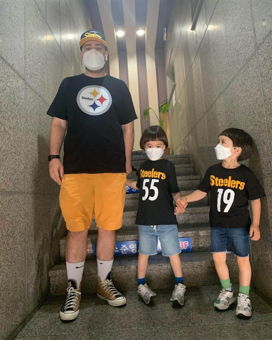 サム・ハミントンのインスタグラム：「Our family bleeds black and gold!  우리 가족은 검정색 & 금색 피를 흘린다!」