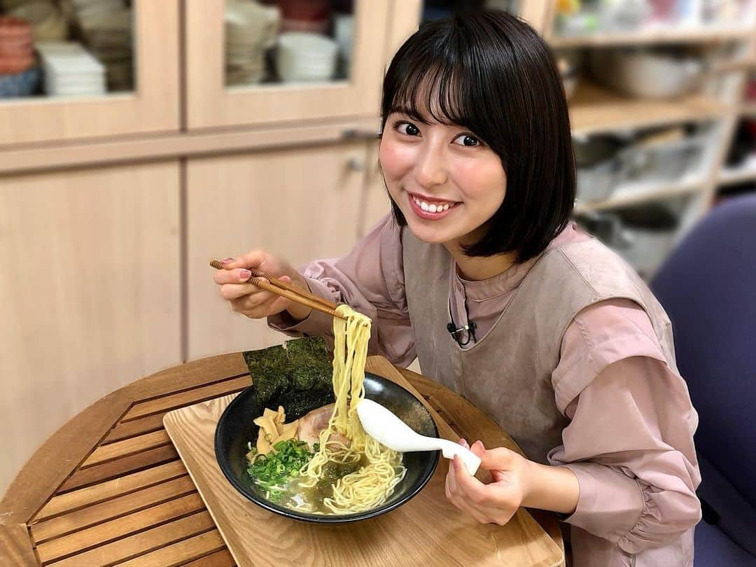 太田えりなさんのインスタグラム写真 - (太田えりなInstagram)「.  昨日放送されたトレンドふくおかのインスタントラーメン特集🍜✨  今回もキャナルシティ博多のラーメンセンターにお邪魔して店員さんのオススメ3品を試食しました✨  どれも美味しかったんですが、 個人的には羅臼昆布だしの塩ラーメンがあっさりしていて好きでした♪  でも濃厚な金富士ラーメンも良かったし、ピリ辛のうまかっちゃんも美味しかった〜👏  おうちご飯が増えている今、 自宅で袋ラーメンにちょい足しアレンジをしてみるのも良いですね👨🏻‍🍳  . .  #KBC#アサデス #トレンドふくおか #福岡#福岡グルメ#ラーメン #袋麺#インスタントラーメン #羅臼昆布塩ラーメン#羅臼昆布 #金富士ラーメン#うまかっちゃん #ラーメンセンター#キャナルシティ博多」5月29日 11時19分 - erina_ota