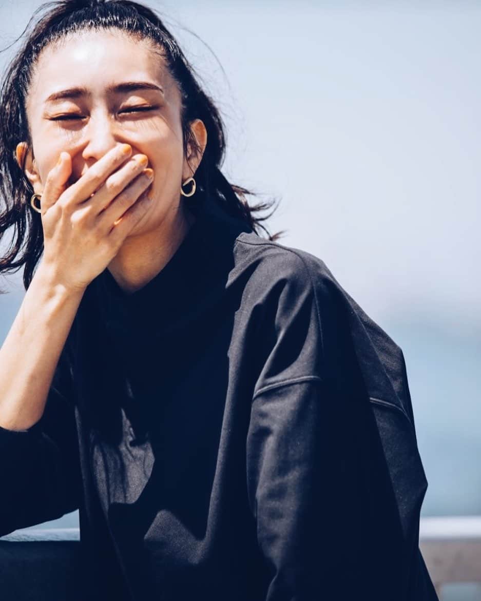 安藤沙耶香のインスタグラム：「笑いのツボが 浅すぎる人🙋‍♀️  そんでもって笑うと目がなくなるの なんとかしたい笑  もうちょい綺麗な顔で 笑えないもんですかね🙄  #nala #nala_jp #ラッシュガード #スイムウェア #スイムウェアもモードに #トレーニングウェアもモードに」