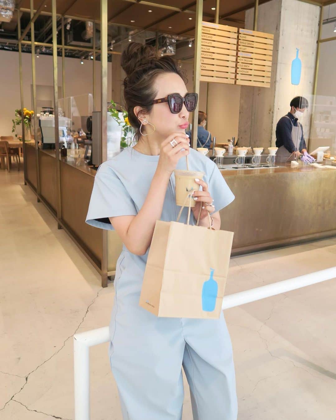 のインスタグラム：「朝イチでカフェイン補給♡今日の神戸は真夏のような暑さです！皆様素敵な土曜日を＼(^o^)／ #bluebottlecoffee#ブルーボトルコーヒー#神戸」
