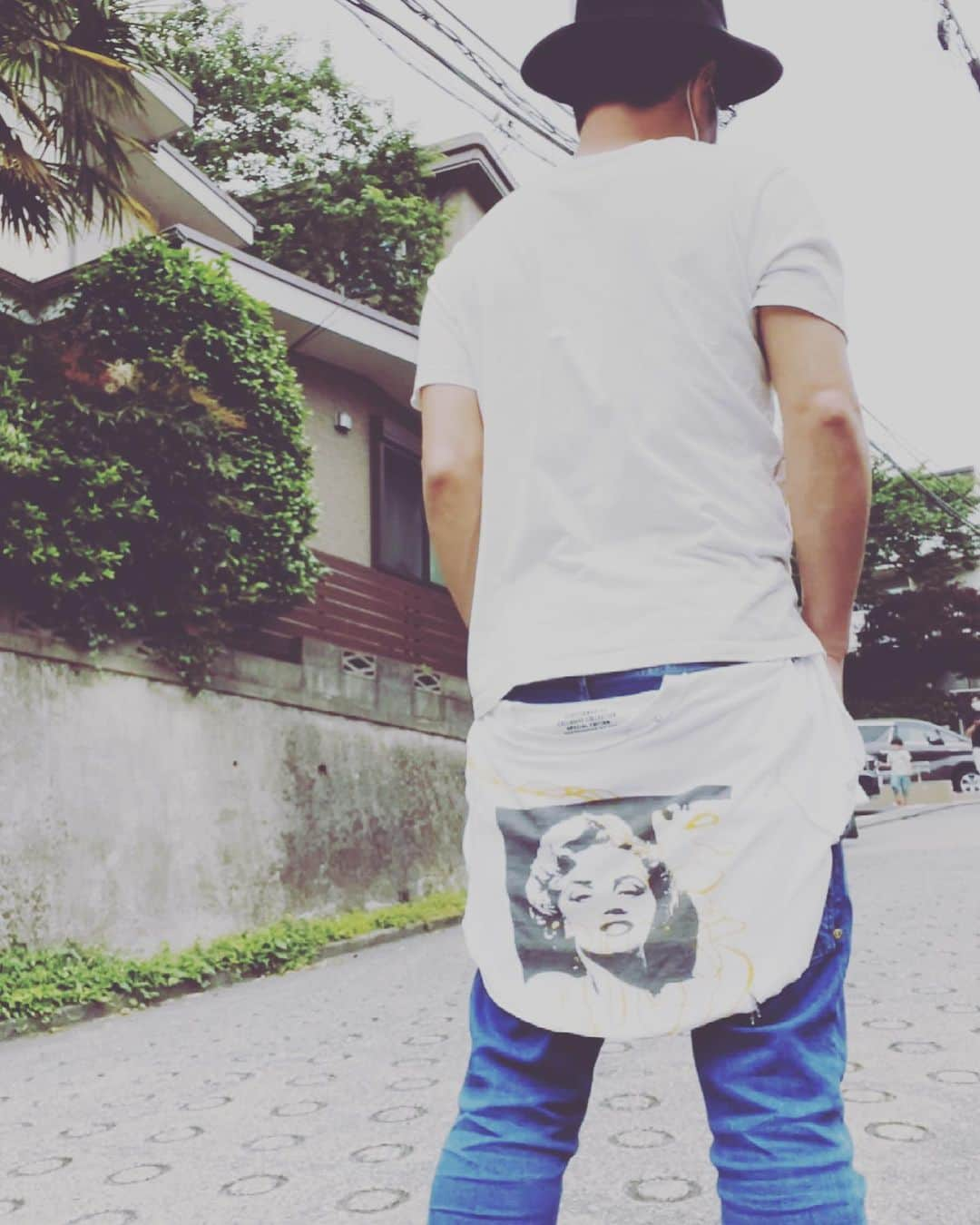 永井佑一郎のインスタグラム：「#バムフラップ　（尻あて）  Tシャツでバムフラップを 作って見ました🤤  10代の時はパンクスが大好きで ボンテージパンツとかもはいてましたね🤤  今回のは試作品で、また新たに作ったらHPから販売も考えてます🤤  #バムTフラップ　って名前にしよーと思います🤤  #パンクス #nagavios」