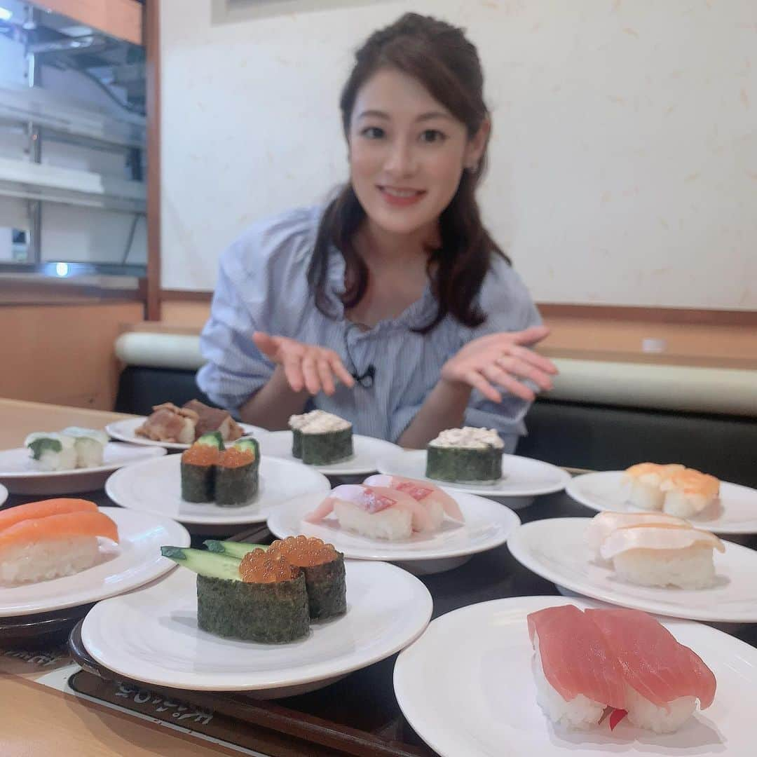 小宮山瑞季さんのインスタグラム写真 - (小宮山瑞季Instagram)「目の前にずらーっと並ぶお寿司🍣❤ マグロに、イクラに、サーモン...✌💫 お寿司がこれだけ存在感を放っていたので、 カメラが私ではなく お寿司にピント合わせちゃってます。(笑)  信州発祥のあの人気寿司チェーン店で、 人気ランキングを調査！！ 東京いるあの方たちもゲストで登場です😎✨  きょうの土曜はこれダネッ！で 放送します((🙋🍣   #土曜はこれダネッ #寿司 #sushi #皆さんの好きなネタは #なんでしょうか #信州発祥 #寿司チェーン #マグロ #イクラ #サーモン #どれも好き #これだけあると #すしパーティー #かっぱ寿司 #長野放送 #アナウンサー #小宮山瑞季」5月29日 12時39分 - komiyama_mizuki