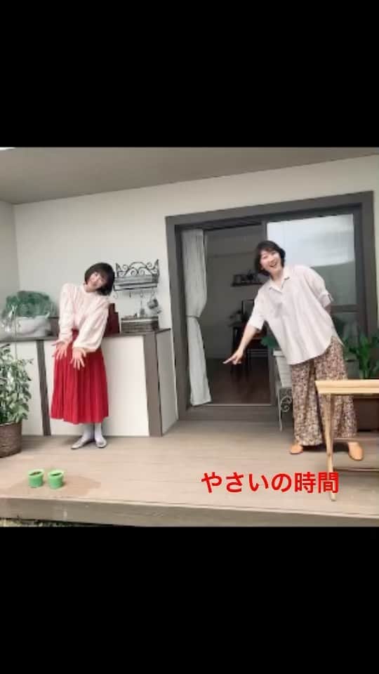 山口もえのインスタグラム：「・  むふ♡ やさいの時間📺 撮影の合間にタカさんと動画を撮ってみました😊 撮影現場の雰囲気伝わるかしら❓ けしてふざけてるのではありません！ 楽しんでいるのです！！笑  次回は落花生を育てます。 落花生の実のなり方がユニークでビックリ👀✨ タカさんお手製の紙芝居で教えてくれました！ ぜひご覧ください。  5月30日(日) Eテレ8:00〜8:25 「やさいの時間 」 もえのプランター菜園  #やさいの時間#TV #深町貴子 さん #家庭菜園#プランター菜園#落花生 #ピーナッツって言ってるよ#笑 #収穫したてのゆでたてを食べてみたーい😍」