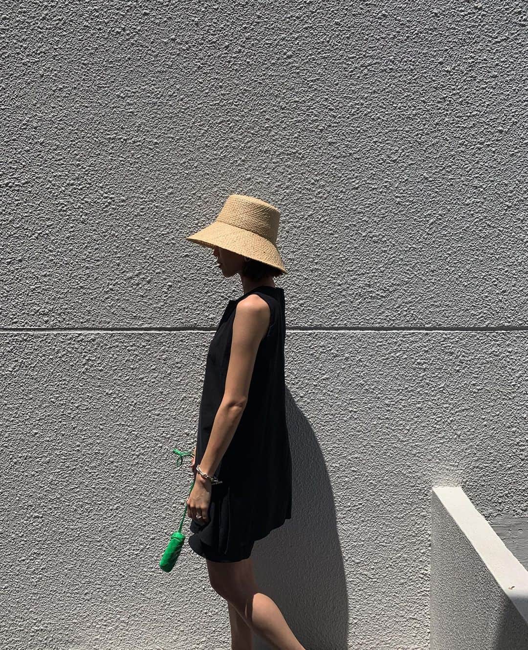 のインスタグラム：「今日は夏日ですねー☀️ 新作のリネン混のオールインワン🖤 さらっと着れるので夏にぴったり！✨ これを着てプールや海に遊びに行きたい🏊‍♀️🏖 ゆったりとしたショートパンツなので足が細く見える効果あり⭕️ 165cmの私が着ても短くならない大人のオールインワンです🖤 色違いのBEIGEも可愛い。 発売は6/2です。 HPに新作がUPされていますので是非ご覧下さい。 #fashion#mamafashion #bowa#ボウエー  #allinone」